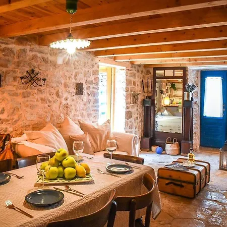 Holiday home 450 Year-old House With A Garden