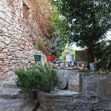 Holiday home 450 Year-old House With A Garden