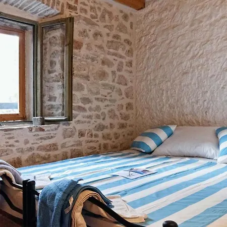 Holiday home 450 Year-old House With A Garden