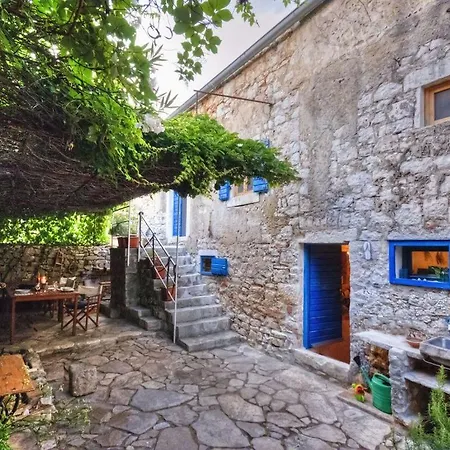 450 Year-old House With A Garden Holiday home