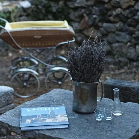 Holiday home 450 Year-old House With A Garden *