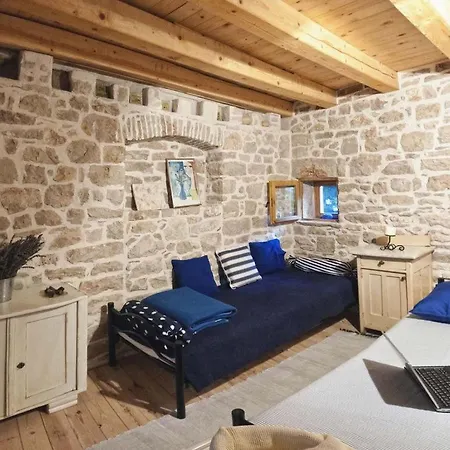 Holiday home 450 Year-old House With A Garden