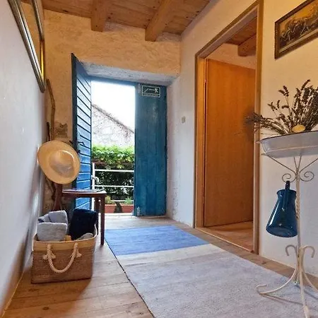 Holiday home 450 Year-old House With A Garden *