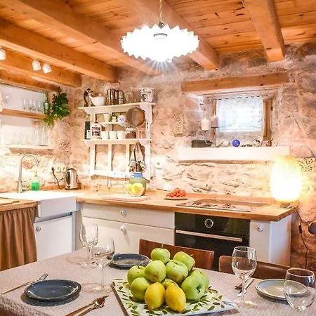 450 Year-old House With A Garden Holiday home *