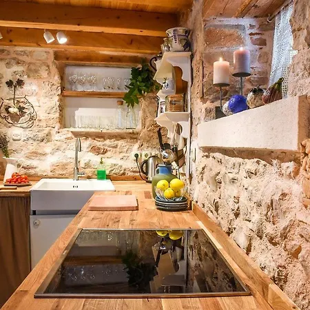 450 Year-old House With A Garden Prázdninový dům Stari Grad (Hvar)