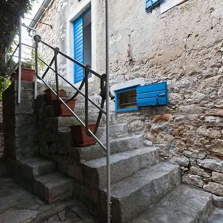 Nyaraló 450 Year-old House With A Garden